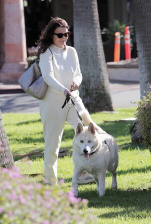 Fran Drescher - Running errands with her dog Angel in Los Angeles