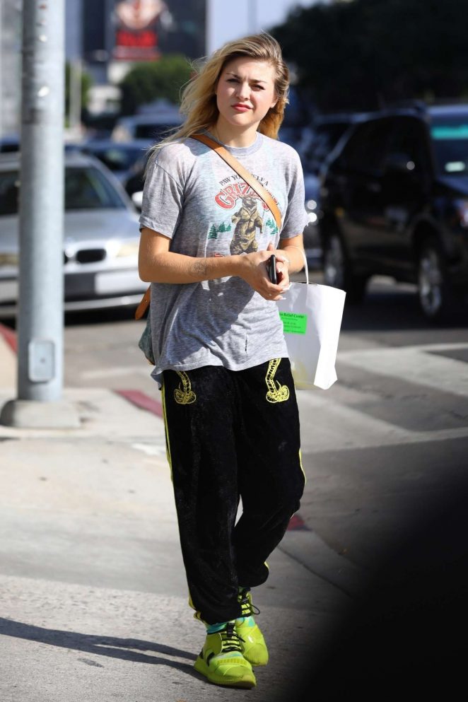 Frances Bean Cobain- Out in Los Angeles