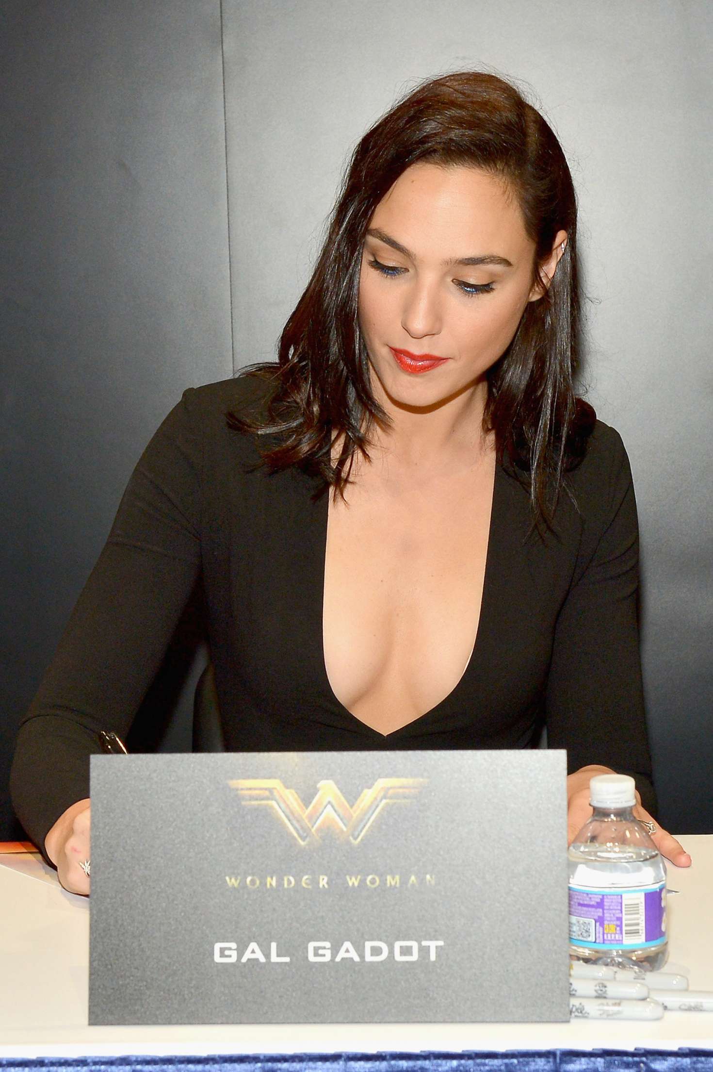 Gal Gadot 2016 : Gal Gadot: Wonder Woman Autograph Signing at Comic-Con 2016 -02