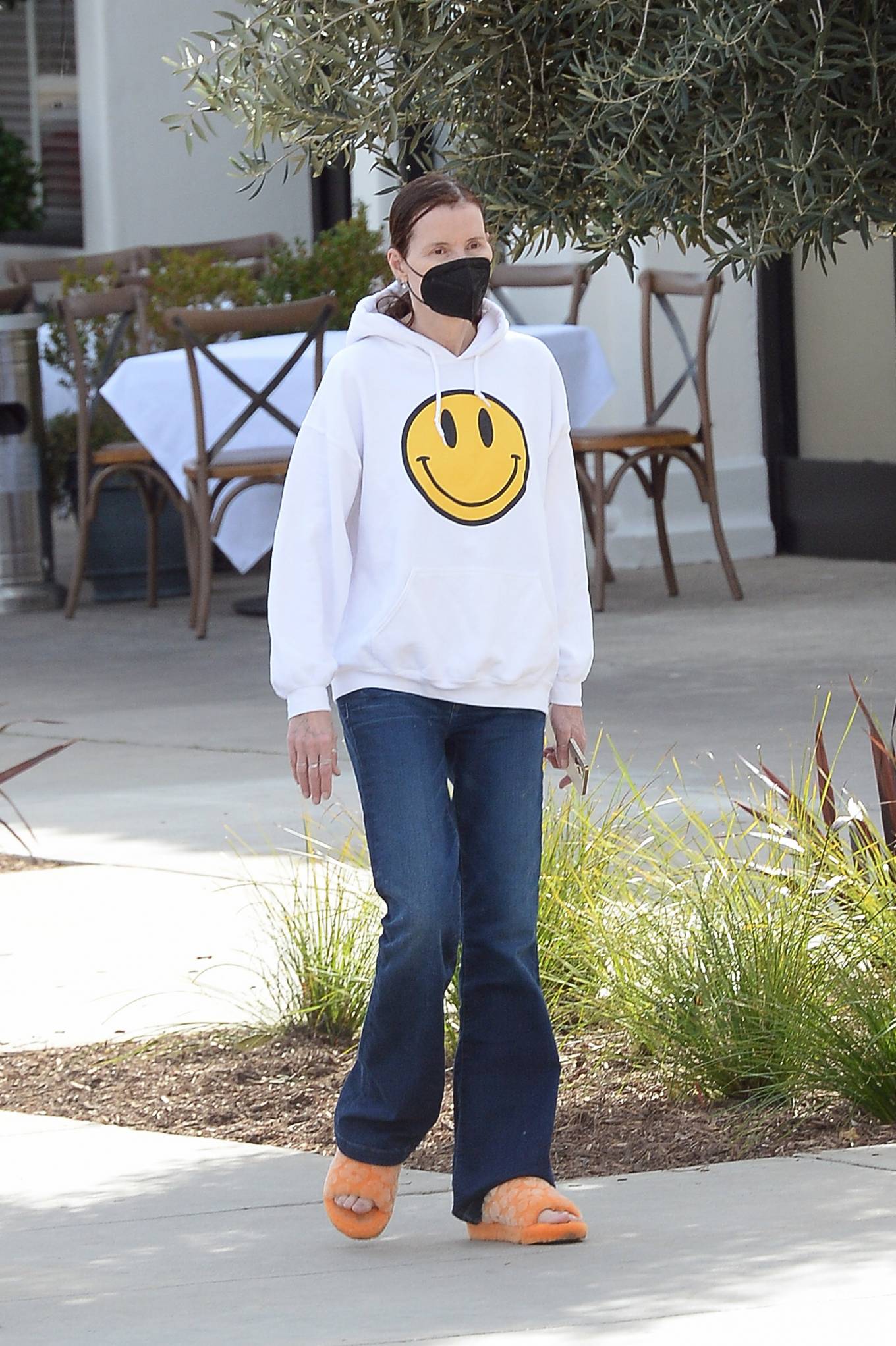 Geena Davis 2022 : Geena Davis – Run errands wearing slippers in Los Angeles-04