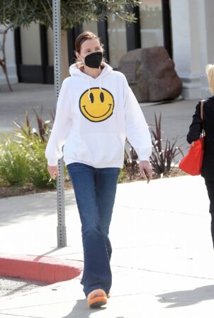 Geena Davis - Run errands wearing slippers in Los Angeles