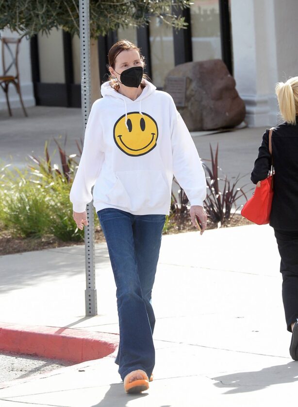 Geena Davis - Run errands wearing slippers in Los Angeles