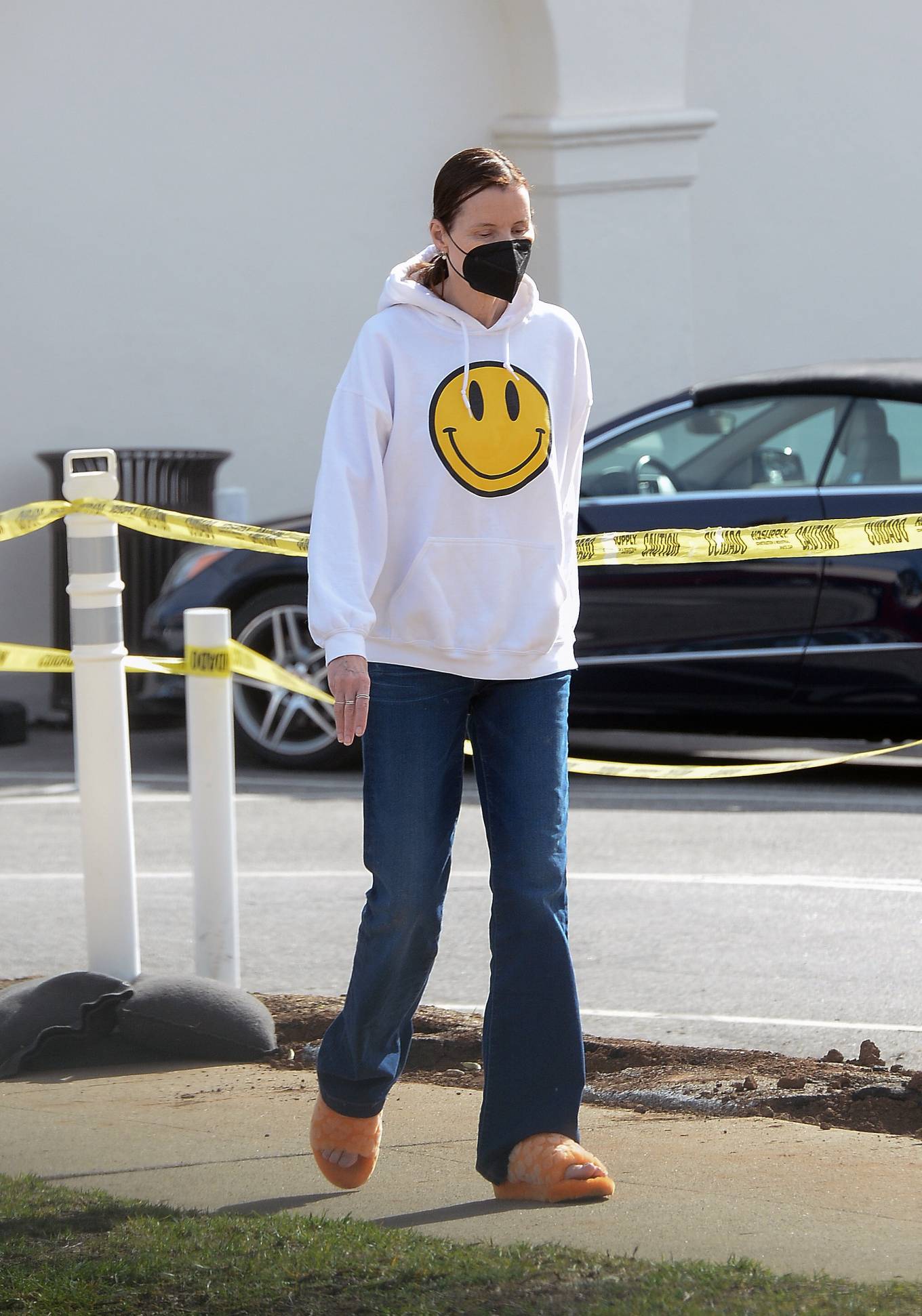 Geena Davis 2022 : Geena Davis – Run errands wearing slippers in Los Angeles-08