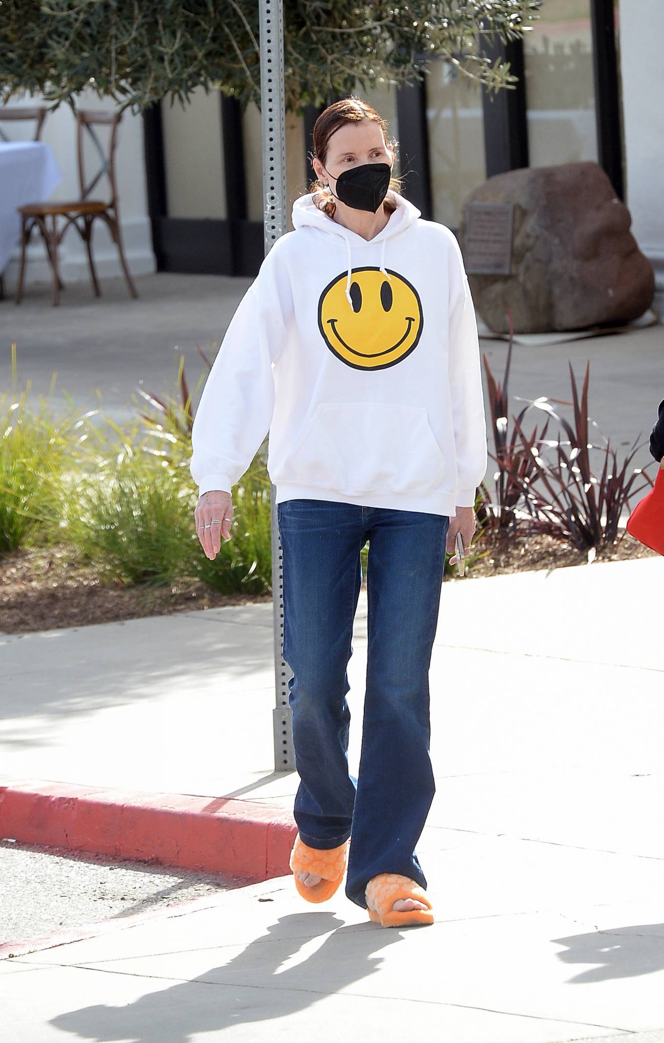 Geena Davis 2022 : Geena Davis – Run errands wearing slippers in Los Angeles-11