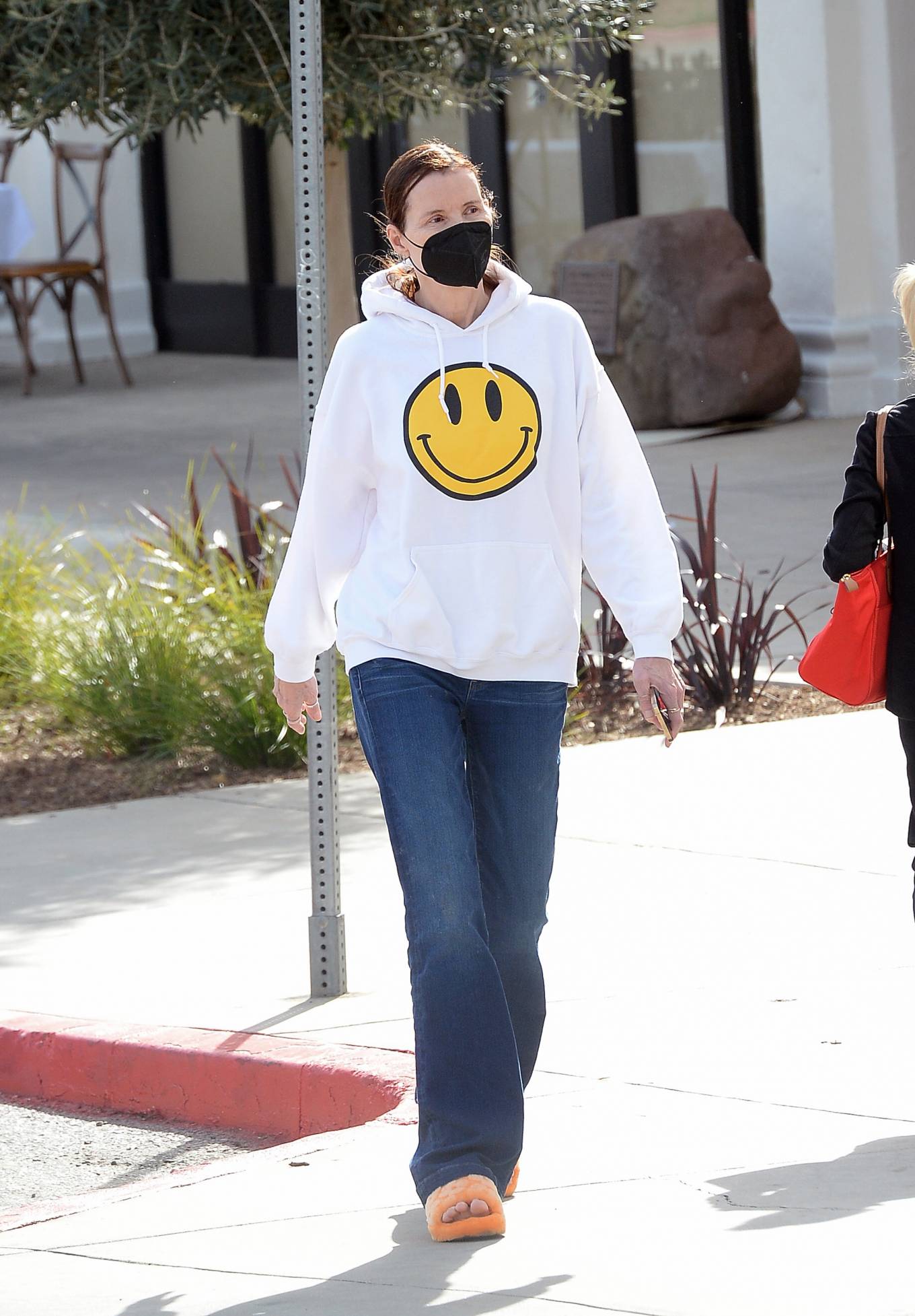 Geena Davis 2022 : Geena Davis – Run errands wearing slippers in Los Angeles-12