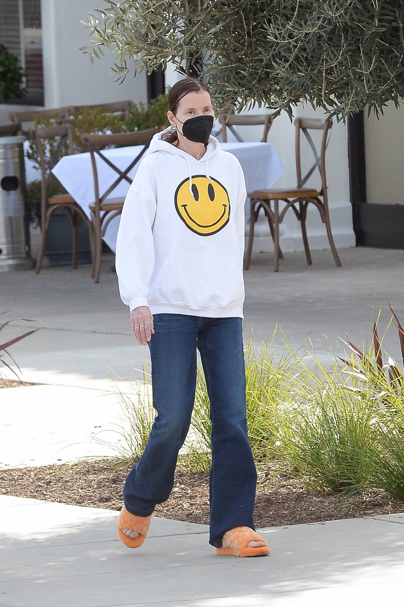 Geena Davis 2022 : Geena Davis – Run errands wearing slippers in Los Angeles-14
