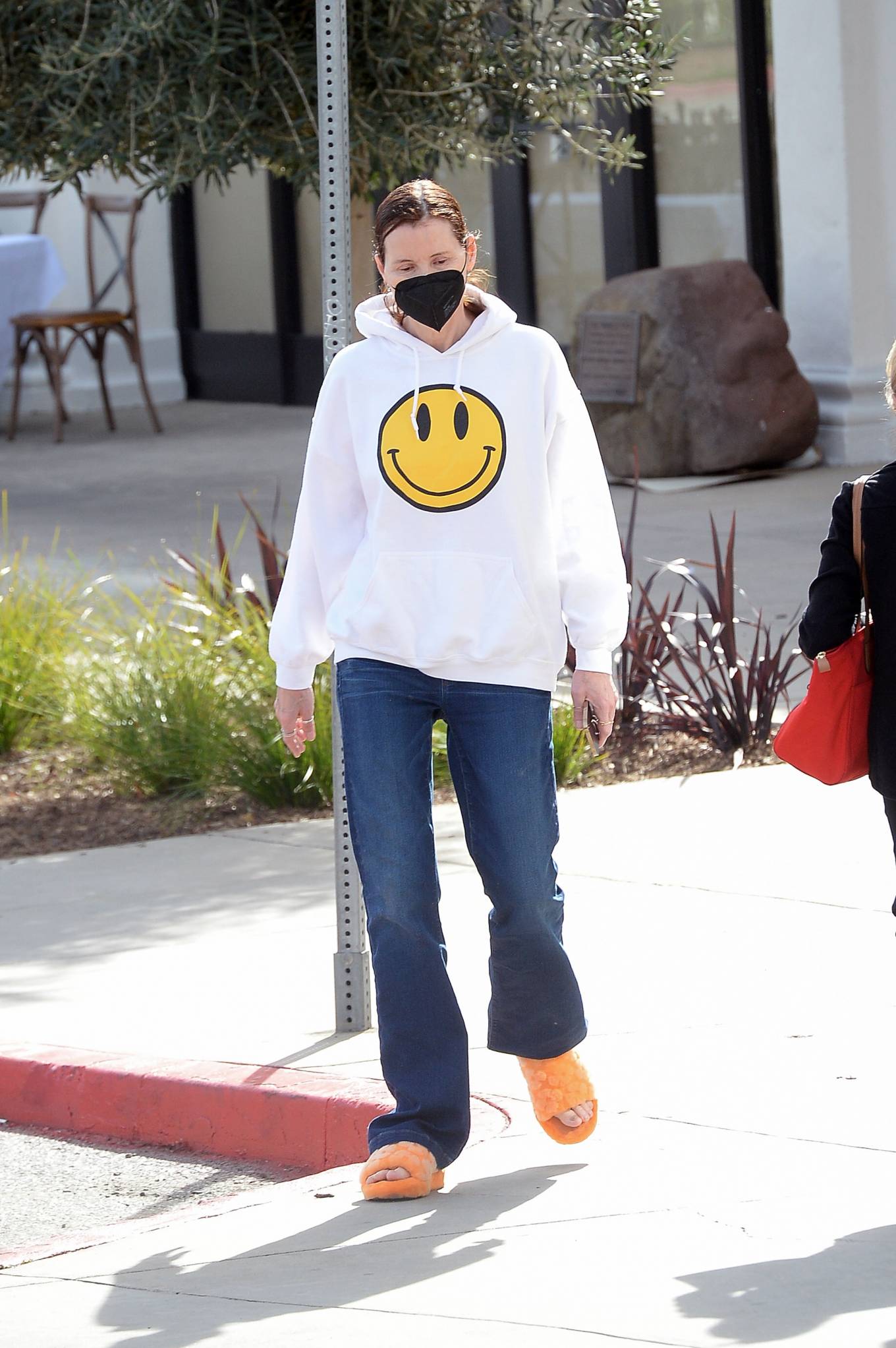 Geena Davis 2022 : Geena Davis – Run errands wearing slippers in Los Angeles-15