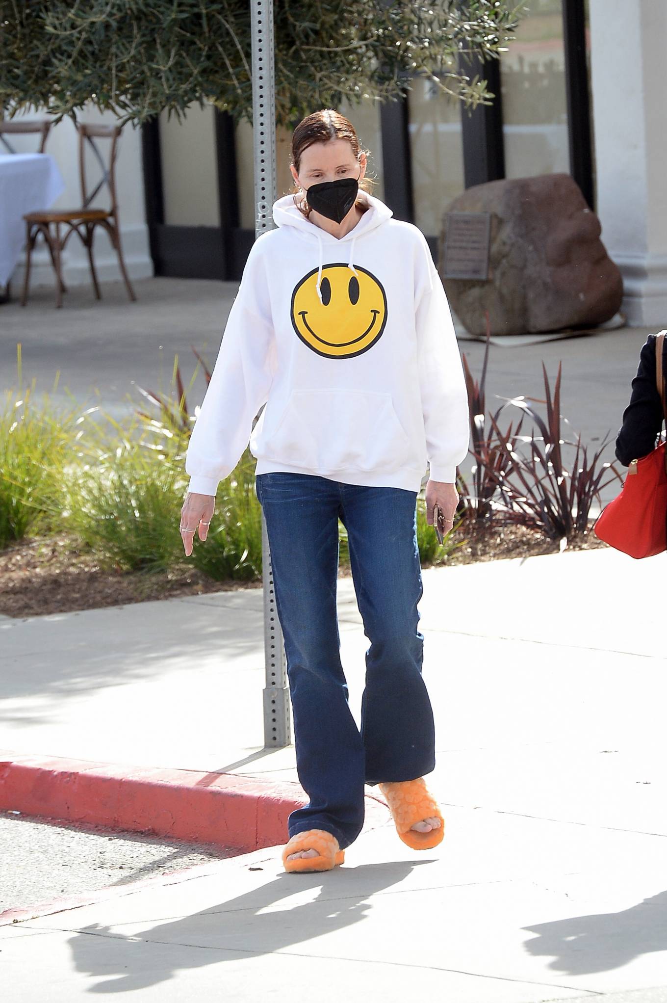 Geena Davis 2022 : Geena Davis – Run errands wearing slippers in Los Angeles-16