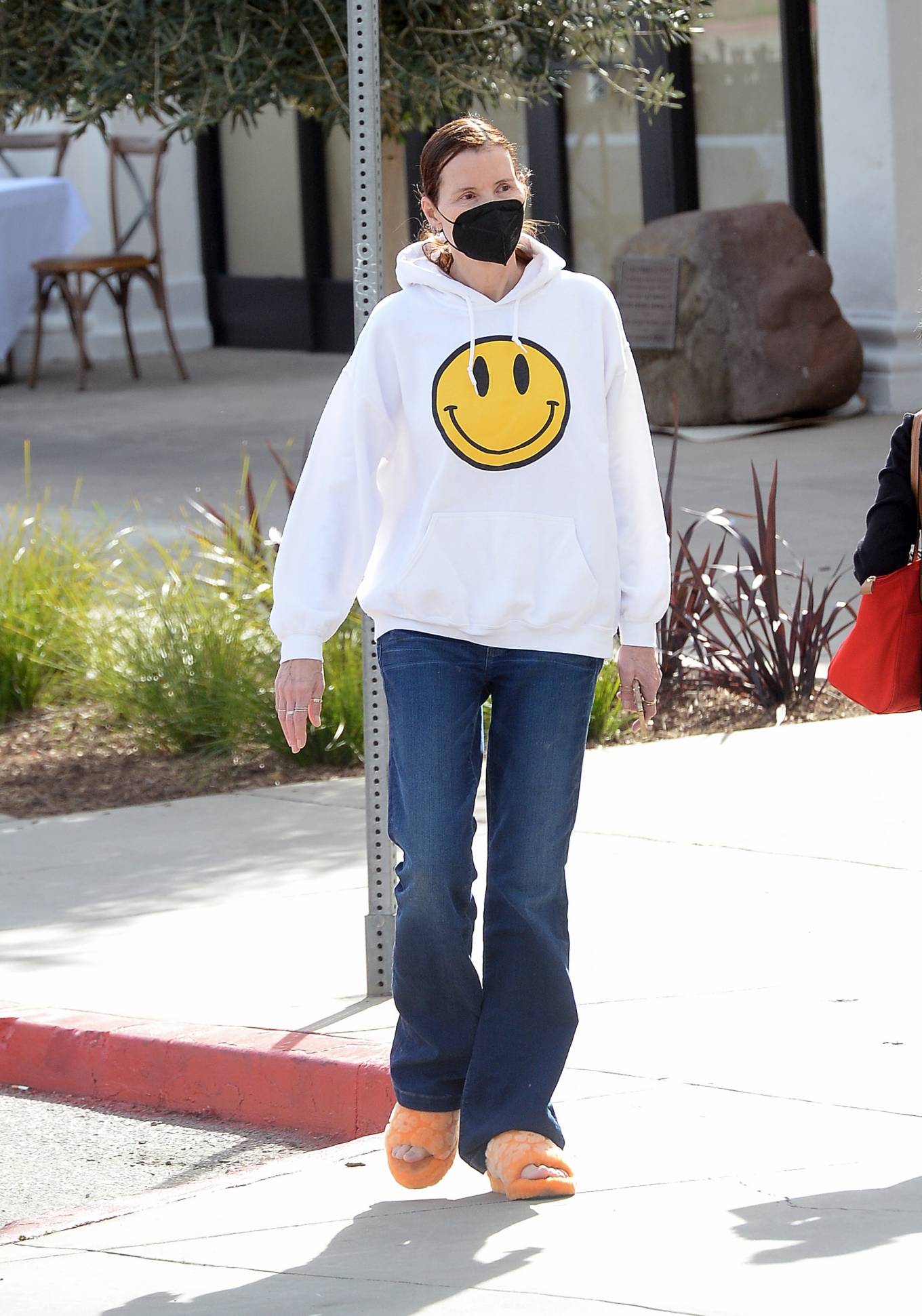 Geena Davis 2022 : Geena Davis – Run errands wearing slippers in Los Angeles-20