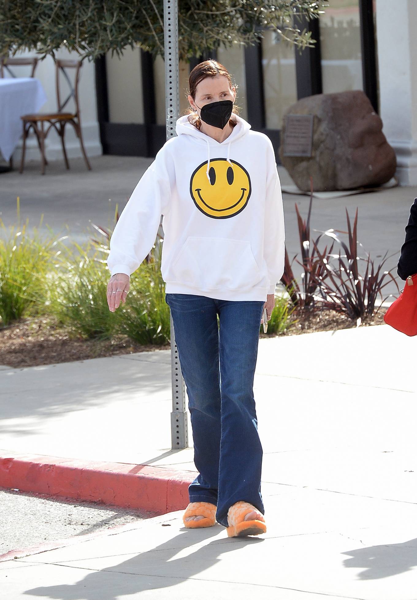 Geena Davis 2022 : Geena Davis – Run errands wearing slippers in Los Angeles-21