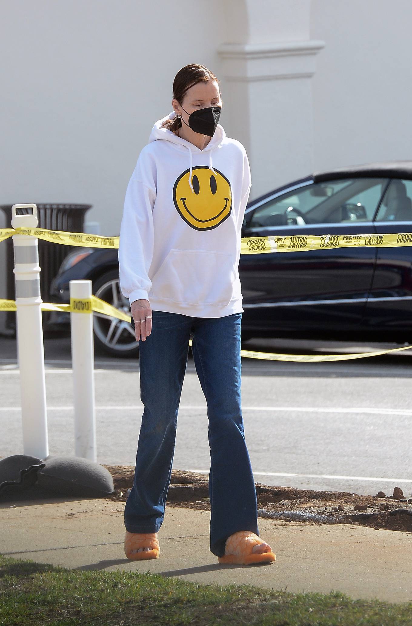 Geena Davis 2022 : Geena Davis – Run errands wearing slippers in Los Angeles-22