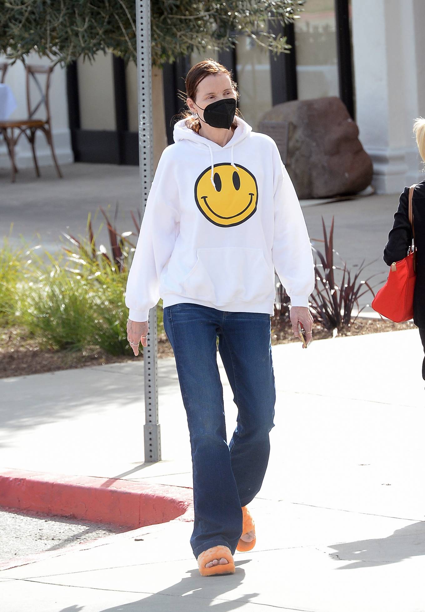 Geena Davis 2022 : Geena Davis – Run errands wearing slippers in Los Angeles-23