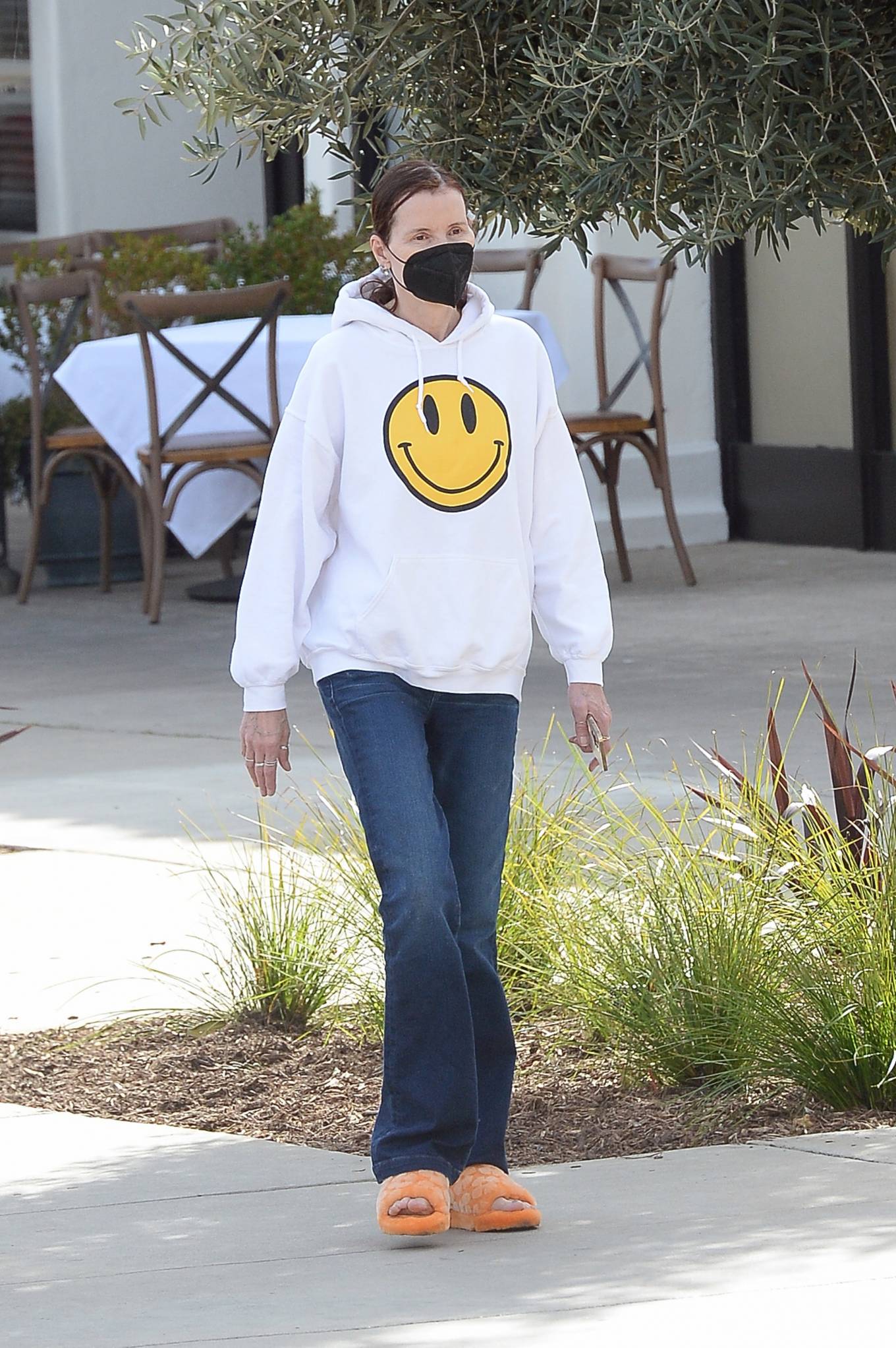 Geena Davis 2022 : Geena Davis – Run errands wearing slippers in Los Angeles-24