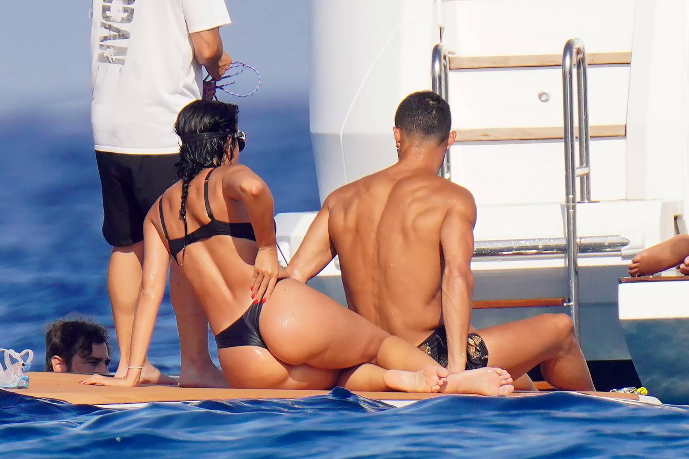 Georgina Rodriguez 2020 : Georgina Rodriguez - In black bikini on a yacht i...