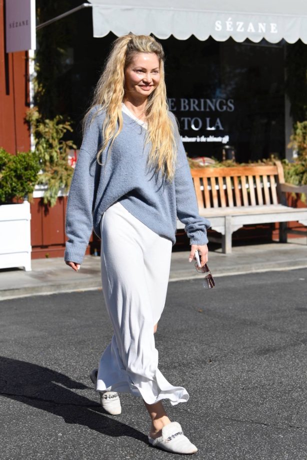 Gia Skova - Shopping at the Country Mart in Brentwood
