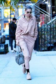 Gigi Hadid - Arrive at her apartment in New York
