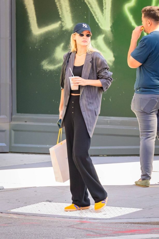 Gigi Hadid - Arrives at her apartment with Isaac Ross in New York
