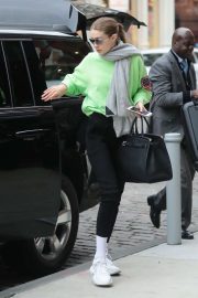 Gigi Hadid - Arriving at her apartment in Manhattan