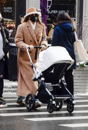 Gigi Hadid - Out for a walk with her baby daughter in New York