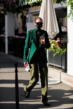 Gigi Hadid - Seen at l'Avenue restaurant during Paris Fashion Week