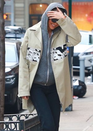 Gigi Hadid - Tries to cover her face in NYC