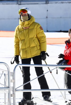 Gigi Hadid - With Bella Hadid skiing in Aspen
