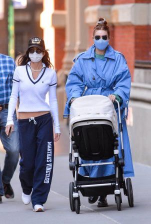 Gigi Hadid - With her newborn baby daughter on a walk in New York