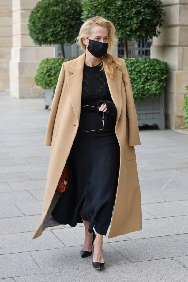 Gillian Anderson - leaves her hotel in Paris