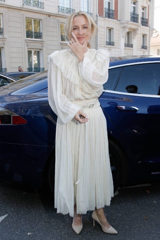 Gillian Anderson - Pictured while arriving at Chloe show in Paris