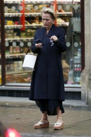 Gillian Anderson - Shopping at Sainsbury's store in London