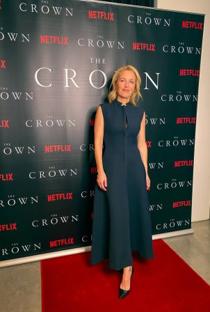 Gillian Anderson - Virtual premiere from his kitchen for 'the crown'