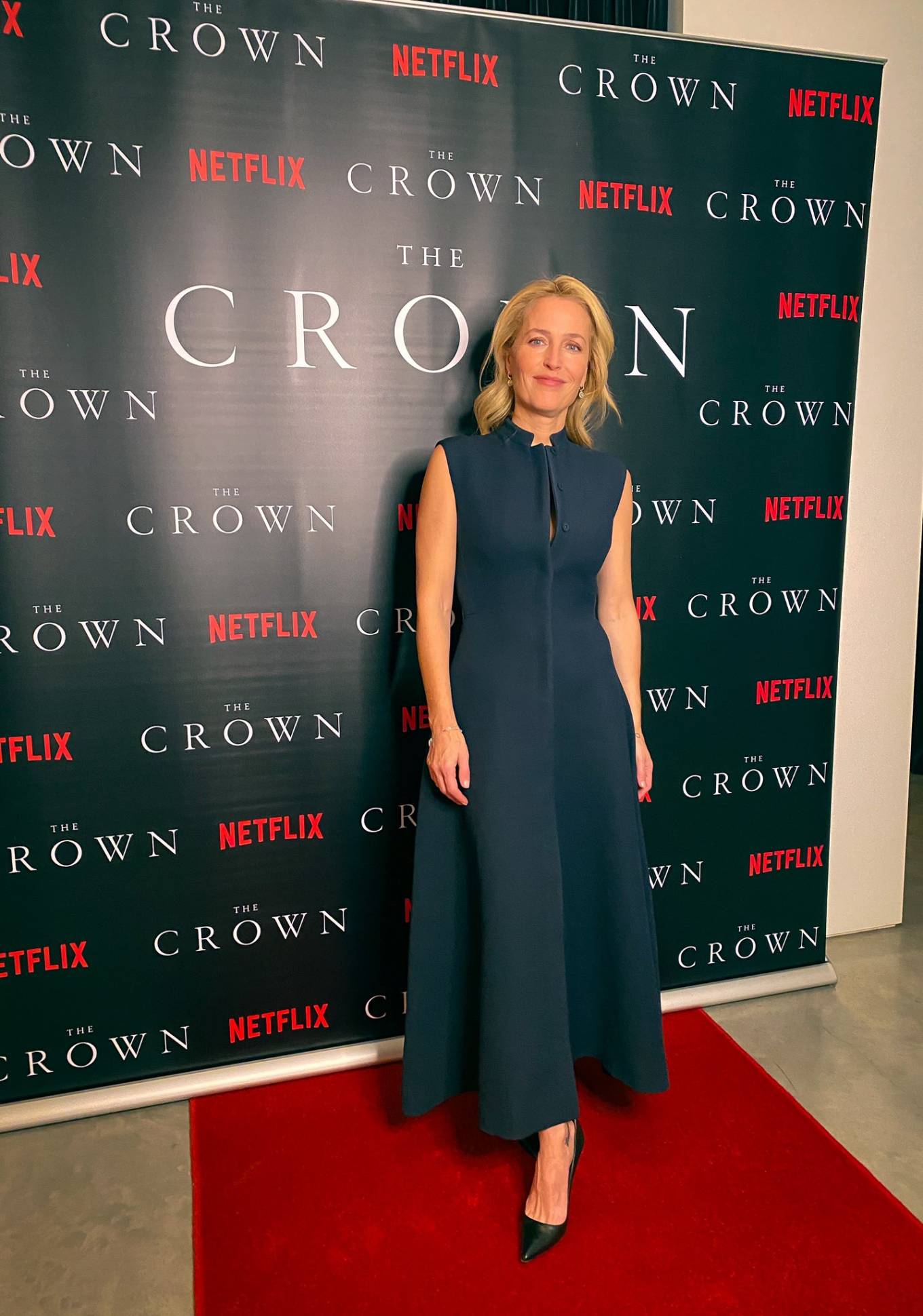Gillian Anderson – Virtual premiere from his kitchen for ‘the crown’