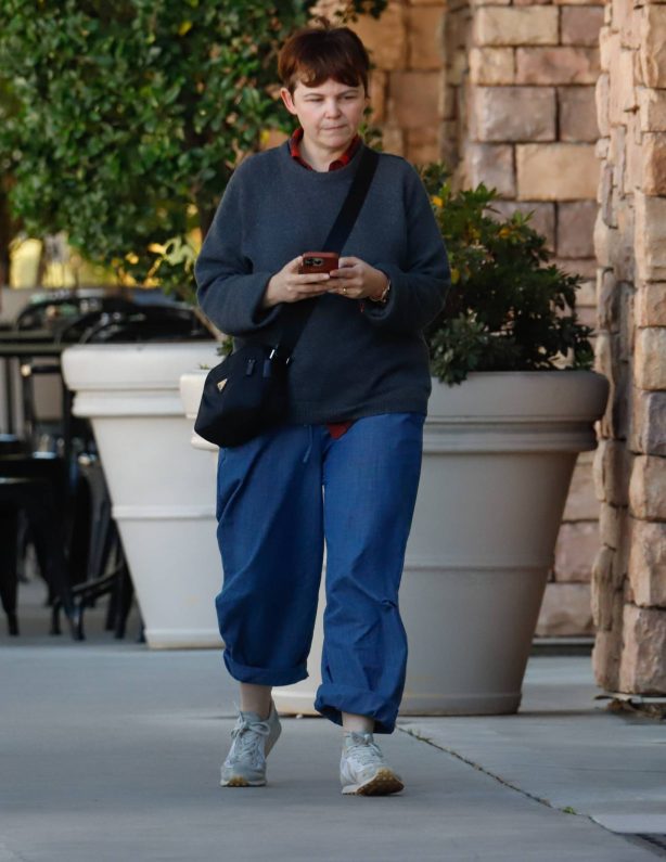 Ginnifer Goodwin - Running errands with a friend in Los Angeles