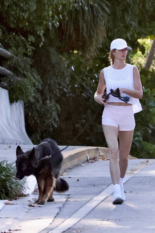 Gisele Bundchen - Enjoys a morning walk with her dog in Miami Beach