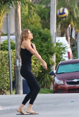 Gisele Bundchen - Playing volleyball in the street in Miami