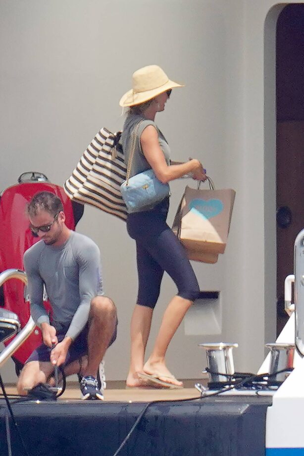 Gisele Bundchen - Spotted during holidays in St.Tropez