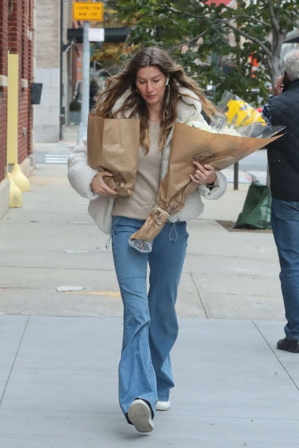 Gisele Bundchen - With flowers out in New York