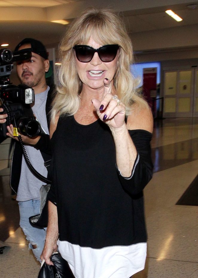 Goldie Hawn - Arrives at the Los Angeles International Airport in LA