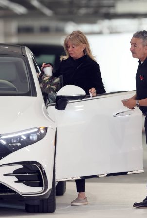 Goldie Hawn - Getting into her new white Electric Mercedes Benz in Santa Monica
