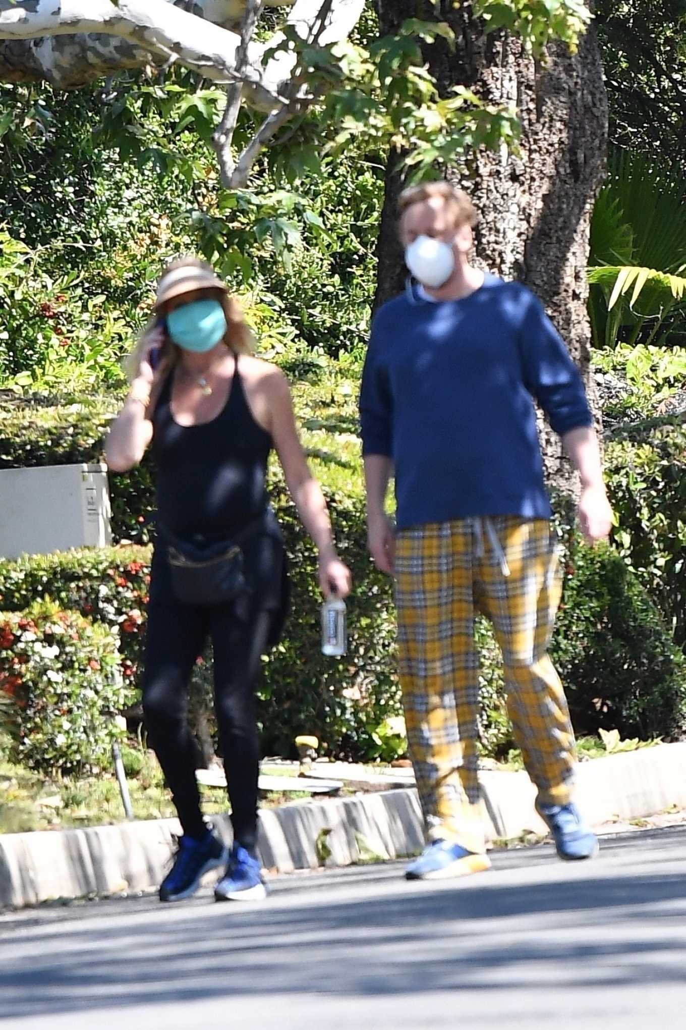 Goldie Hawn 2020 : Goldie Hawn – Goue out for walk in Brentwood-02