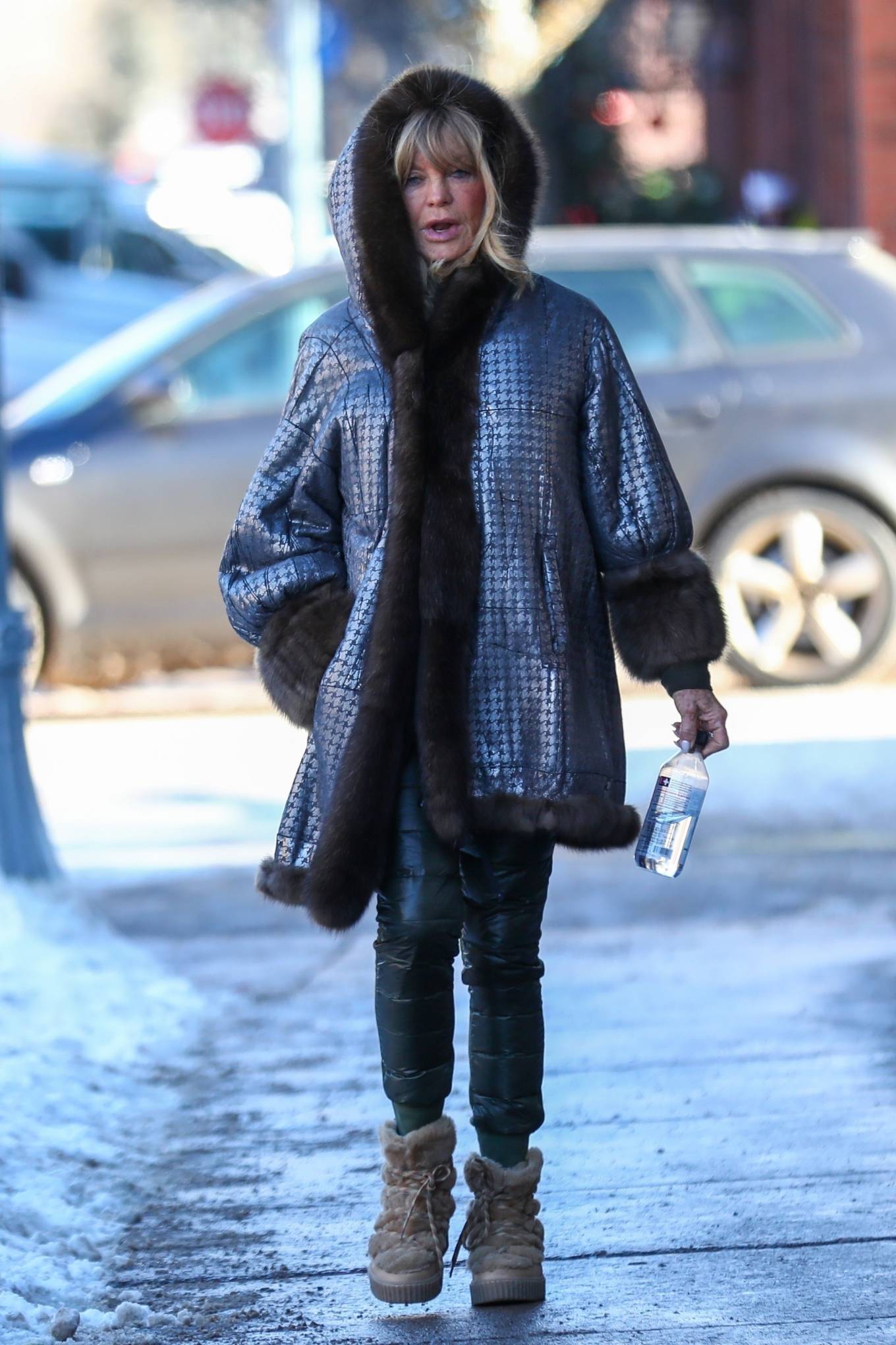 Goldie Hawn 2022 : Goldie Hawn – Out for a stroll in Downtown Aspen-01