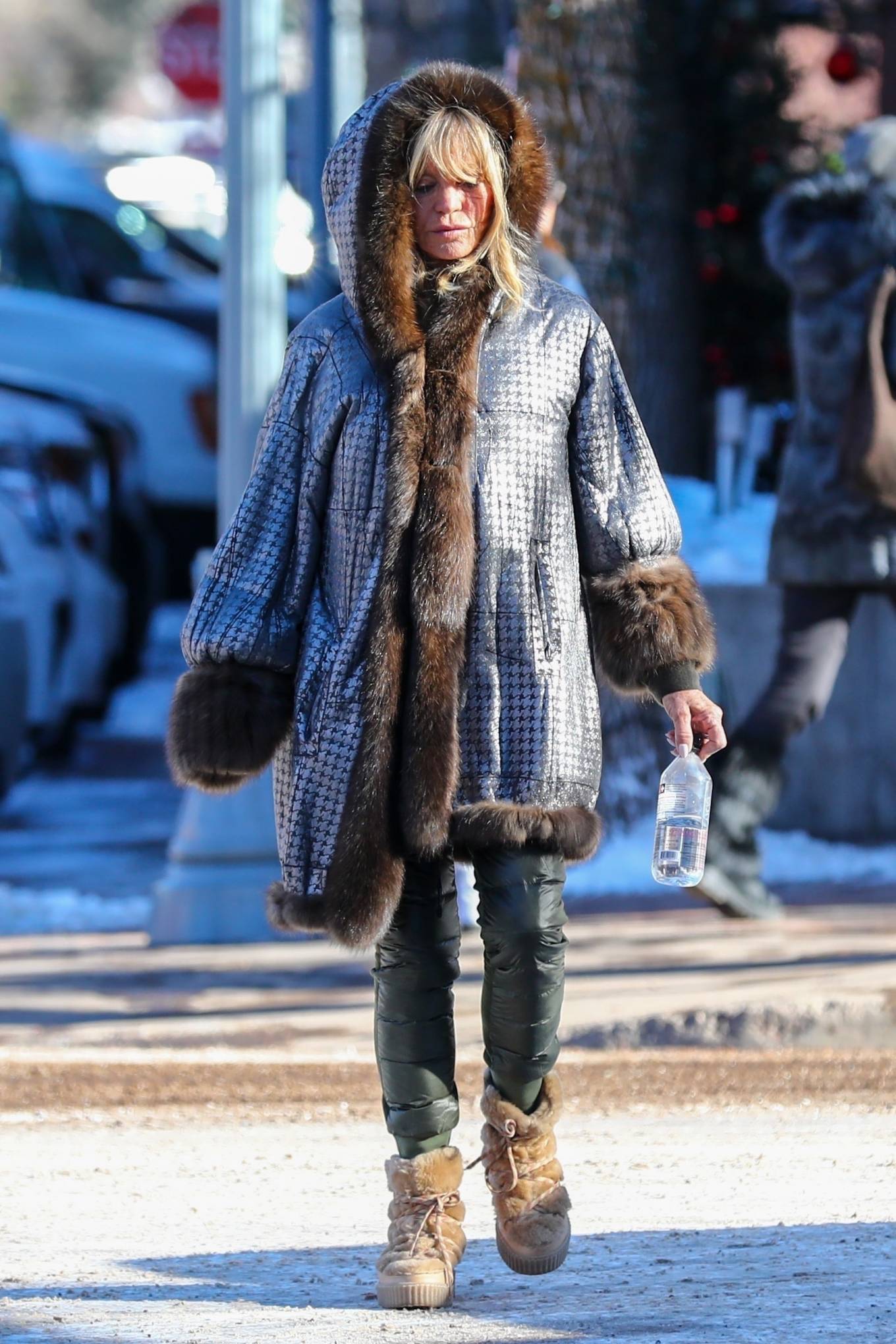 Goldie Hawn 2022 : Goldie Hawn – Out for a stroll in Downtown Aspen-02