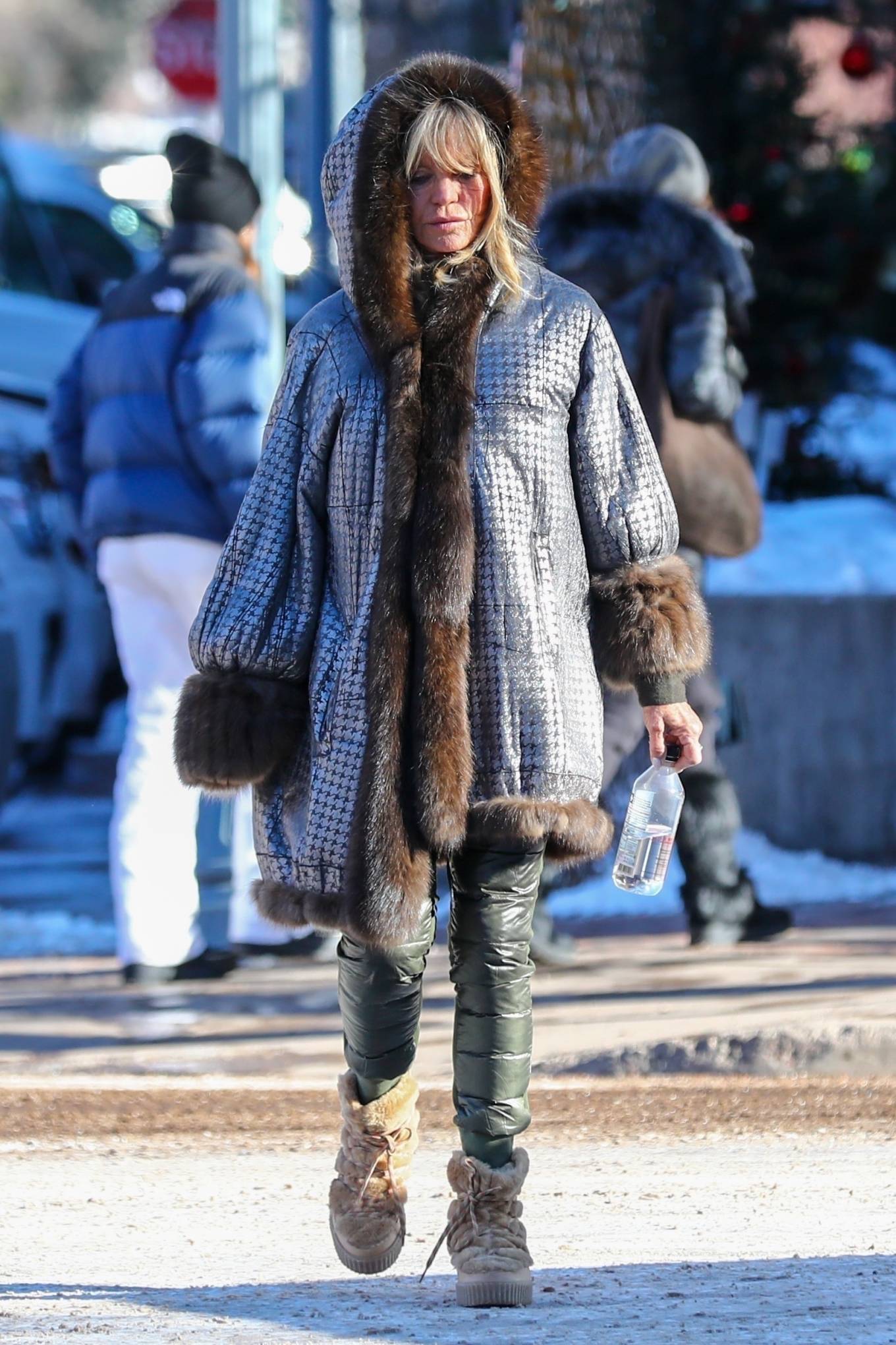 Goldie Hawn 2022 : Goldie Hawn – Out for a stroll in Downtown Aspen-04
