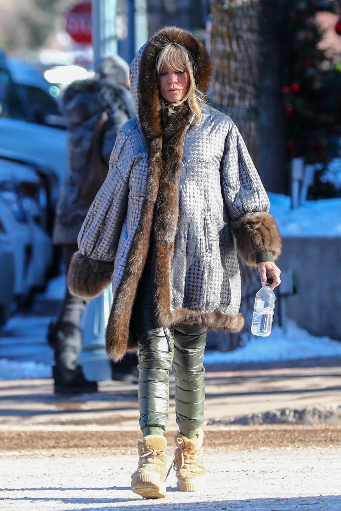 Goldie Hawn 2022 : Goldie Hawn – Out for a stroll in Downtown Aspen-05