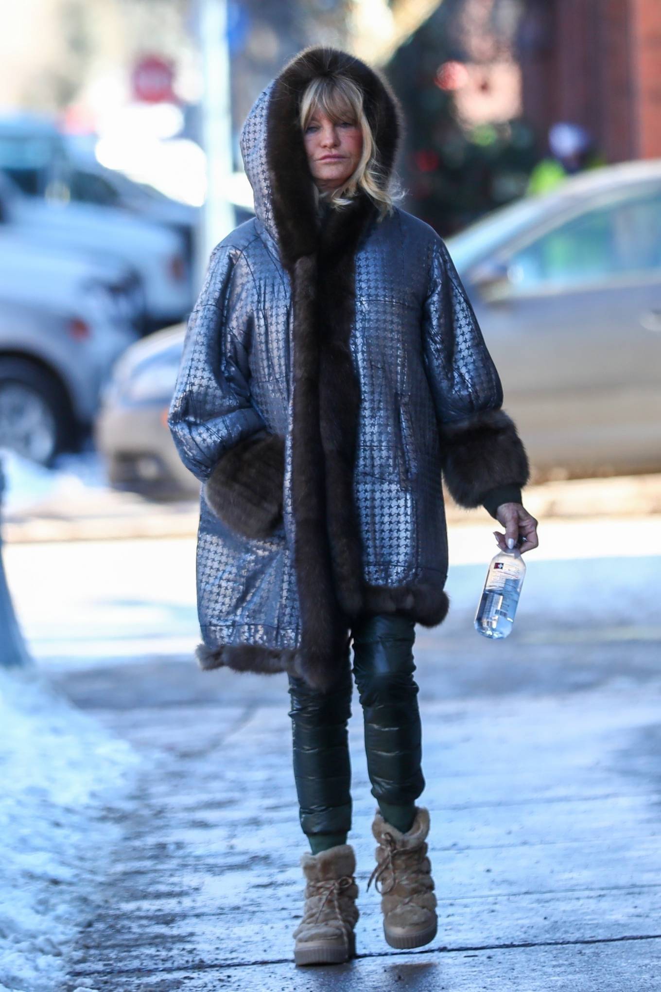 Goldie Hawn 2022 : Goldie Hawn – Out for a stroll in Downtown Aspen-07