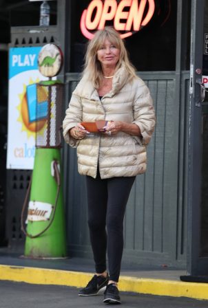 Goldie Hawn - Spotted at a gas station in Los Angeles