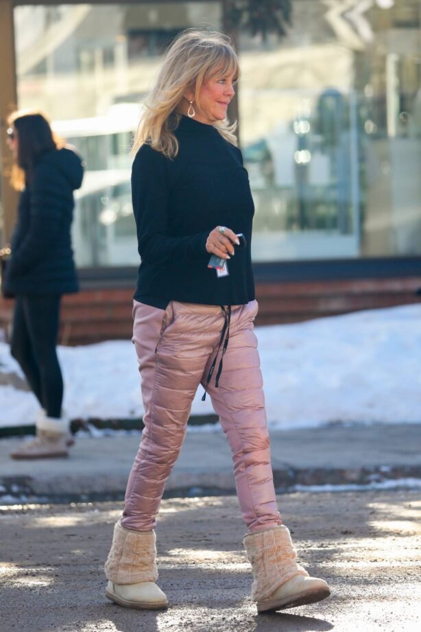 Goldie Hawn - With Kate Hudson doing some last-minute Christmas shopping in Aspen