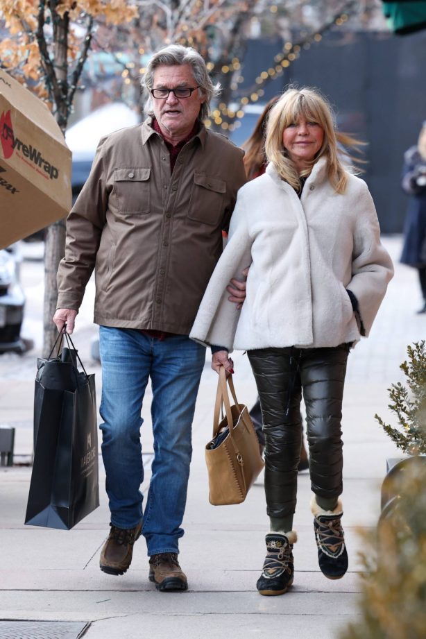 Goldie Hawn - With Kurt Russell shopping in Aspen - Colorado