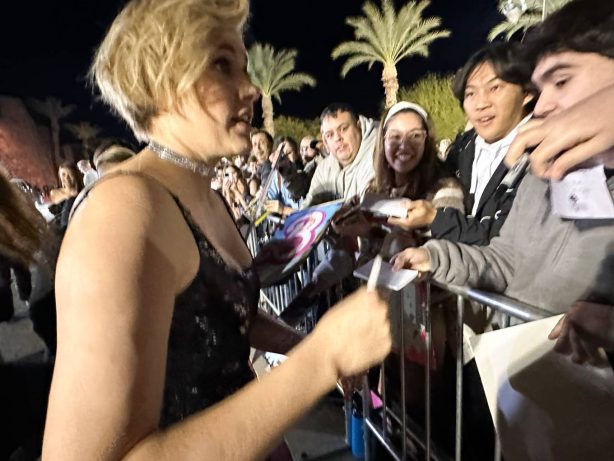 Greta Gerwig - Signs autographs for fans at Palm Springs Film Festival 2023