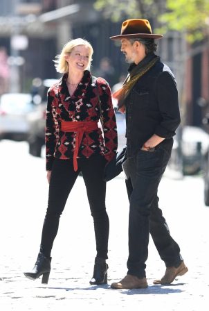 Gretchen Mol - On the set of 'Miller By Marriage' in New York